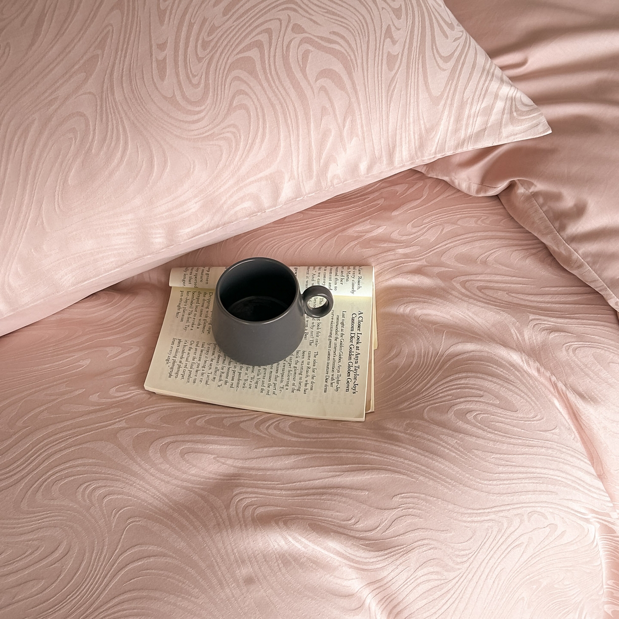 91家纺网 家纺一手货源 找家纺 曼之夏 2026新款60支全棉水洗浮雕提花四件套 凯迪娜-粉金