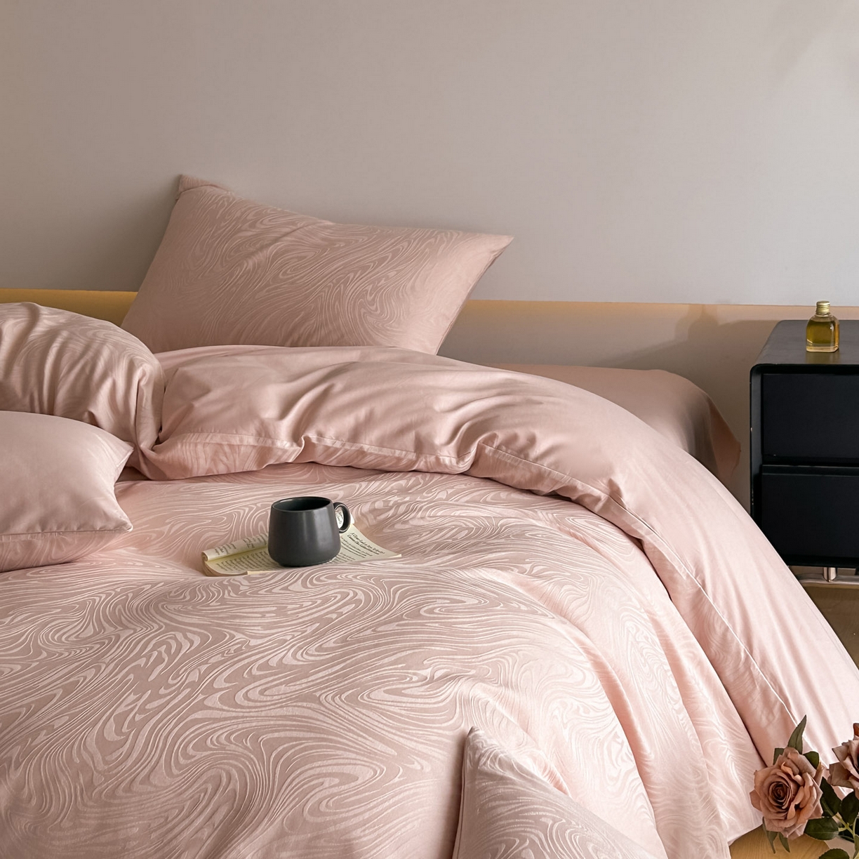 91家纺网 家纺一手货源 找家纺 曼之夏 2026新款60支全棉水洗浮雕提花四件套 凯迪娜-粉金