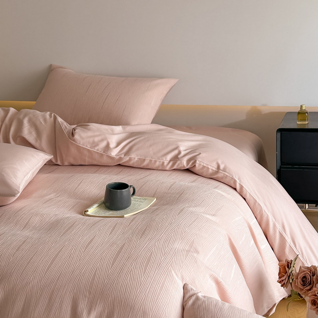 91家纺网 家纺一手货源 找家纺 曼之夏 2026新款60支全棉水洗浮雕提花四件套 佐冉-粉金