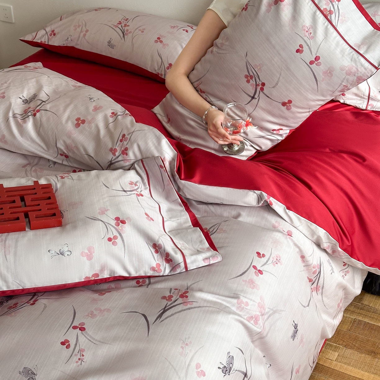 91家纺网 家纺一手货源 找家纺 （总）西西家居 2026新款100S长绒棉纯棉数码款印花四件套-蔷薇花信（含精致红色礼盒）