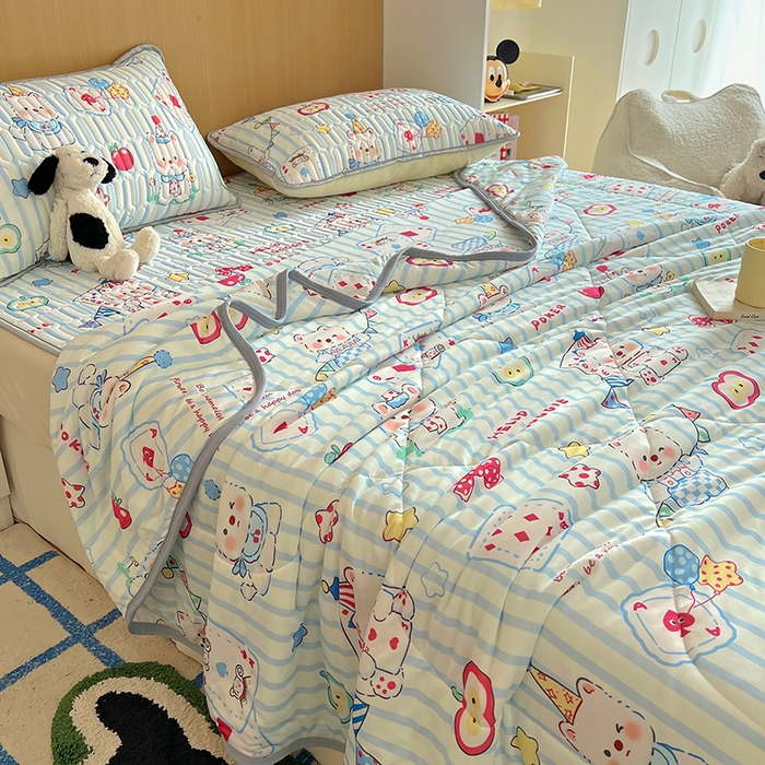 91家纺网 家纺一手货源 找家纺 希诺家居 2026新款卡通小清新牛奶针织棉夏被空调被（花型独家专版） 苹果西高地