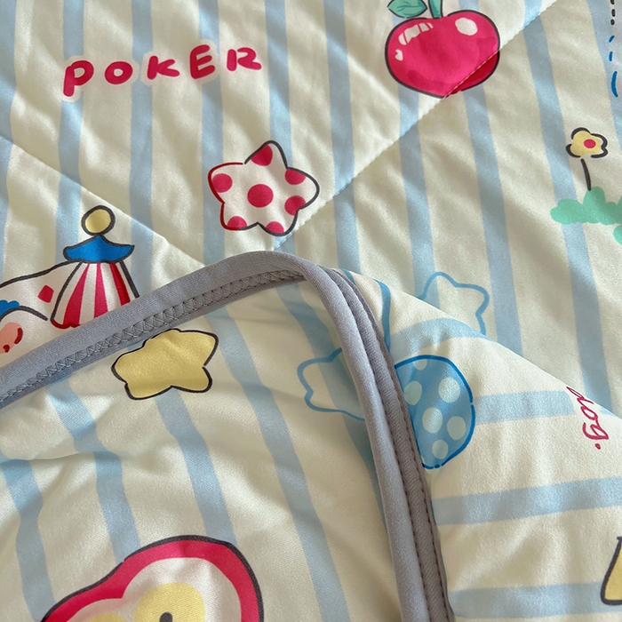 91家纺网 家纺一手货源 找家纺 希诺家居 2026新款卡通小清新牛奶针织棉夏被空调被（花型独家专版） 苹果西高地