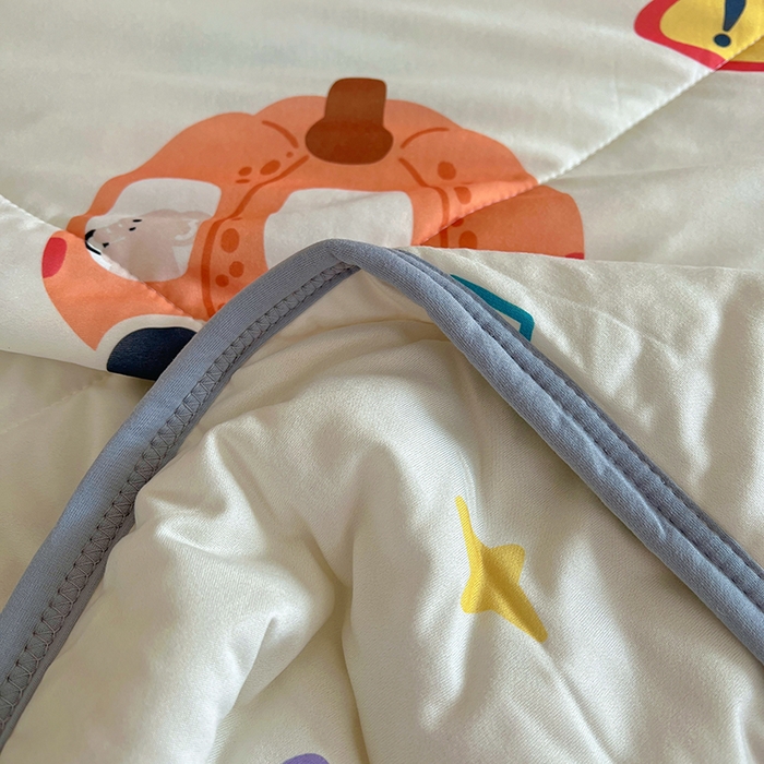 91家纺网 家纺一手货源 找家纺 希诺家居 2026新款卡通小清新牛奶针织棉夏被空调被（花型独家专版） 蔬菜小车