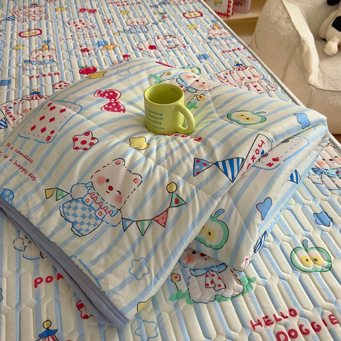 91家纺网 家纺一手货源 找家纺 希诺家居 2026新款卡通小清新牛奶针织棉夏被空调被（花型独家专版） 苹果西高地