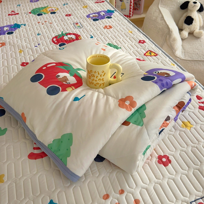 91家纺网 家纺一手货源 找家纺 希诺家居 2026新款卡通小清新牛奶针织棉夏被空调被（花型独家专版） 蔬菜小车