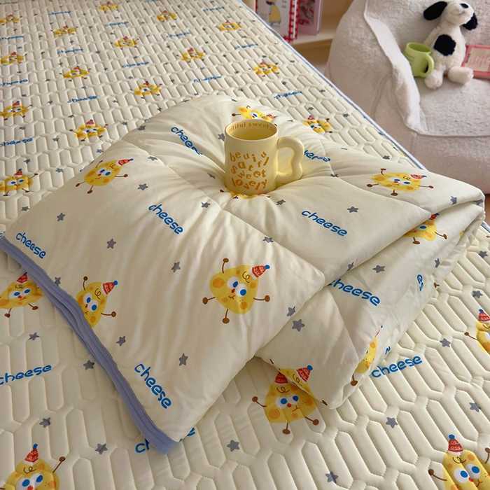 91家纺网 家纺一手货源 找家纺 希诺家居 2026新款卡通小清新牛奶针织棉夏被空调被（花型独家专版） 美味芝士