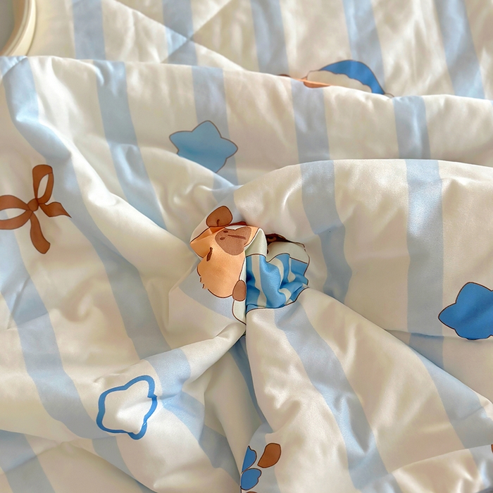 91家纺网 家纺一手货源 找家纺 希诺家居 2026新款卡通小清新牛奶针织棉夏被空调被（花型独家专版） 条纹卡皮巴拉