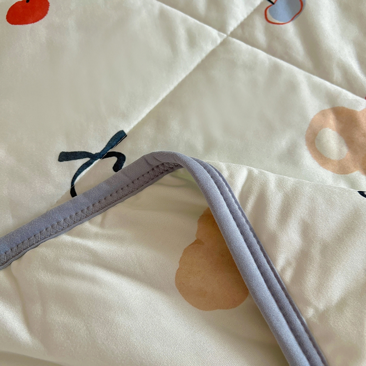 91家纺网 家纺一手货源 找家纺 希诺家居 2026新款卡通小清新牛奶针织棉夏被空调被（花型独家专版） 开心伙伴