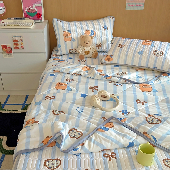 91家纺网 家纺一手货源 找家纺 希诺家居 2026新款卡通小清新牛奶针织棉夏被空调被（花型独家专版） 条纹卡皮巴拉