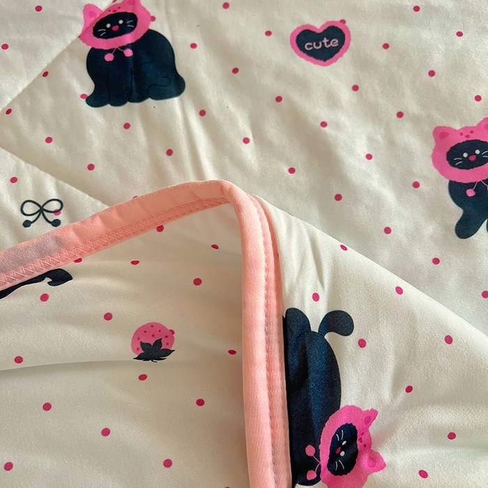 91家纺网 家纺一手货源 找家纺 希诺家居 2026新款卡通小清新牛奶针织棉夏被空调被（花型独家专版） 甜心黑猫