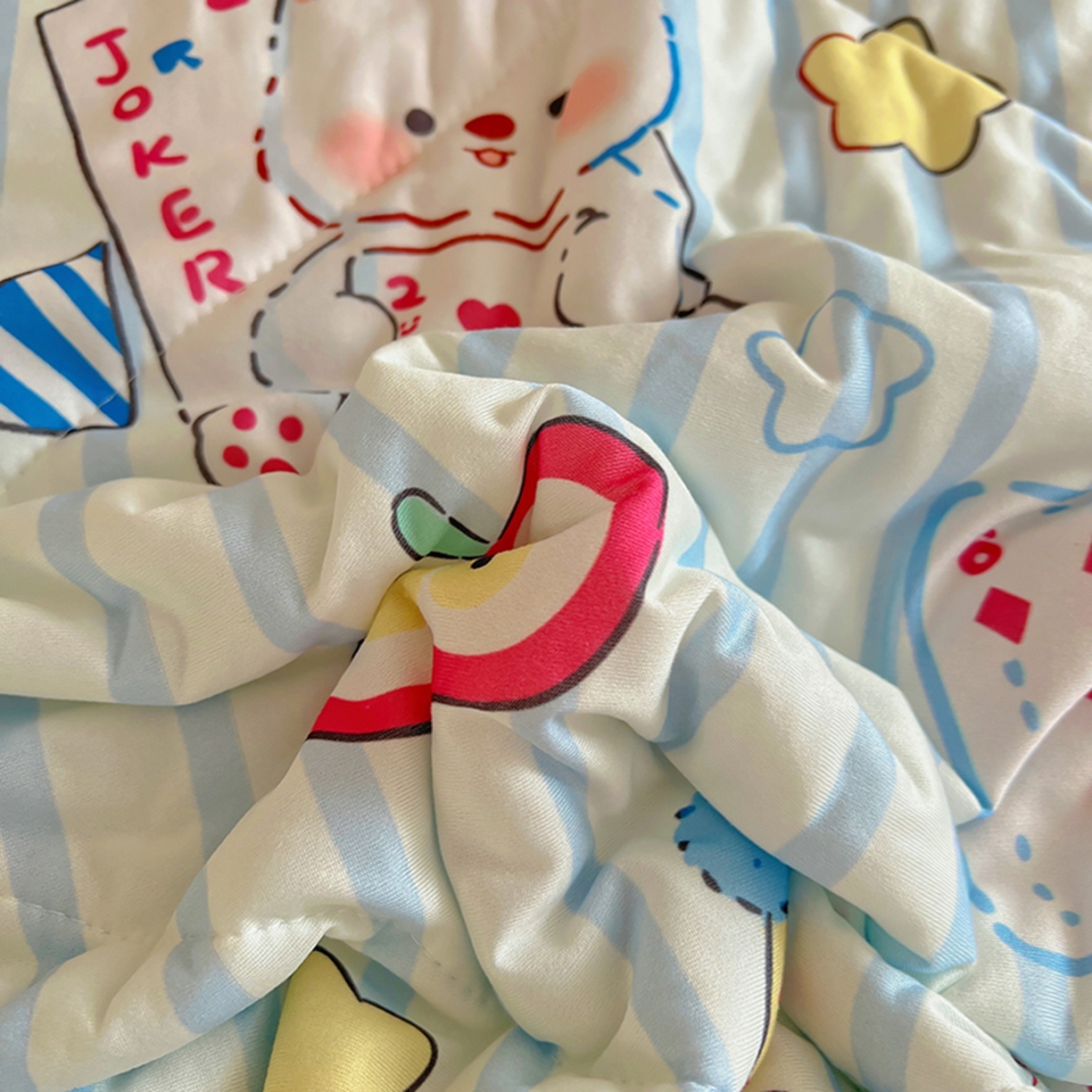 91家纺网 家纺一手货源 找家纺 希诺家居 2026新款卡通小清新牛奶针织棉夏被空调被（花型独家专版） 苹果西高地