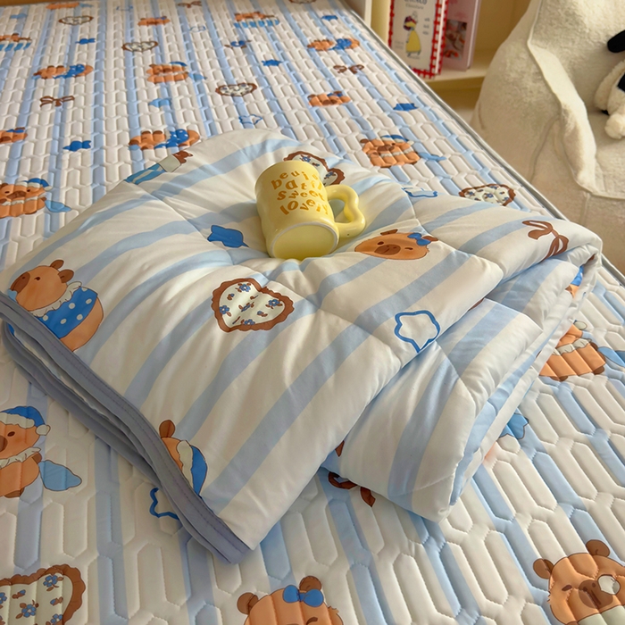 91家纺网 家纺一手货源 找家纺 希诺家居 2026新款卡通小清新牛奶针织棉夏被空调被（花型独家专版） 条纹卡皮巴拉