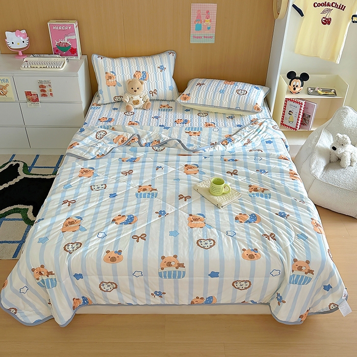 91家纺网 家纺一手货源 找家纺 希诺家居 2026新款卡通小清新牛奶针织棉夏被空调被（花型独家专版） 条纹卡皮巴拉