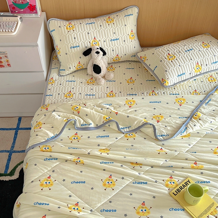 91家纺网 家纺一手货源 找家纺 希诺家居 2026新款卡通小清新牛奶针织棉夏被空调被（花型独家专版） 美味芝士