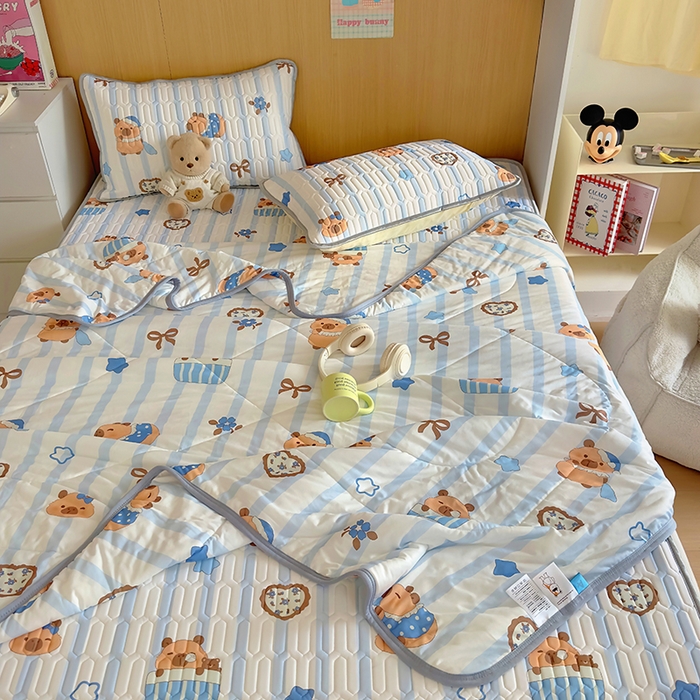 91家纺网 家纺一手货源 找家纺 希诺家居 2026新款卡通小清新牛奶针织棉夏被空调被（花型独家专版） 条纹卡皮巴拉