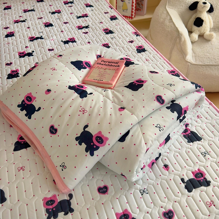 91家纺网 家纺一手货源 找家纺 希诺家居 2026新款卡通小清新牛奶针织棉夏被空调被（花型独家专版） 甜心黑猫