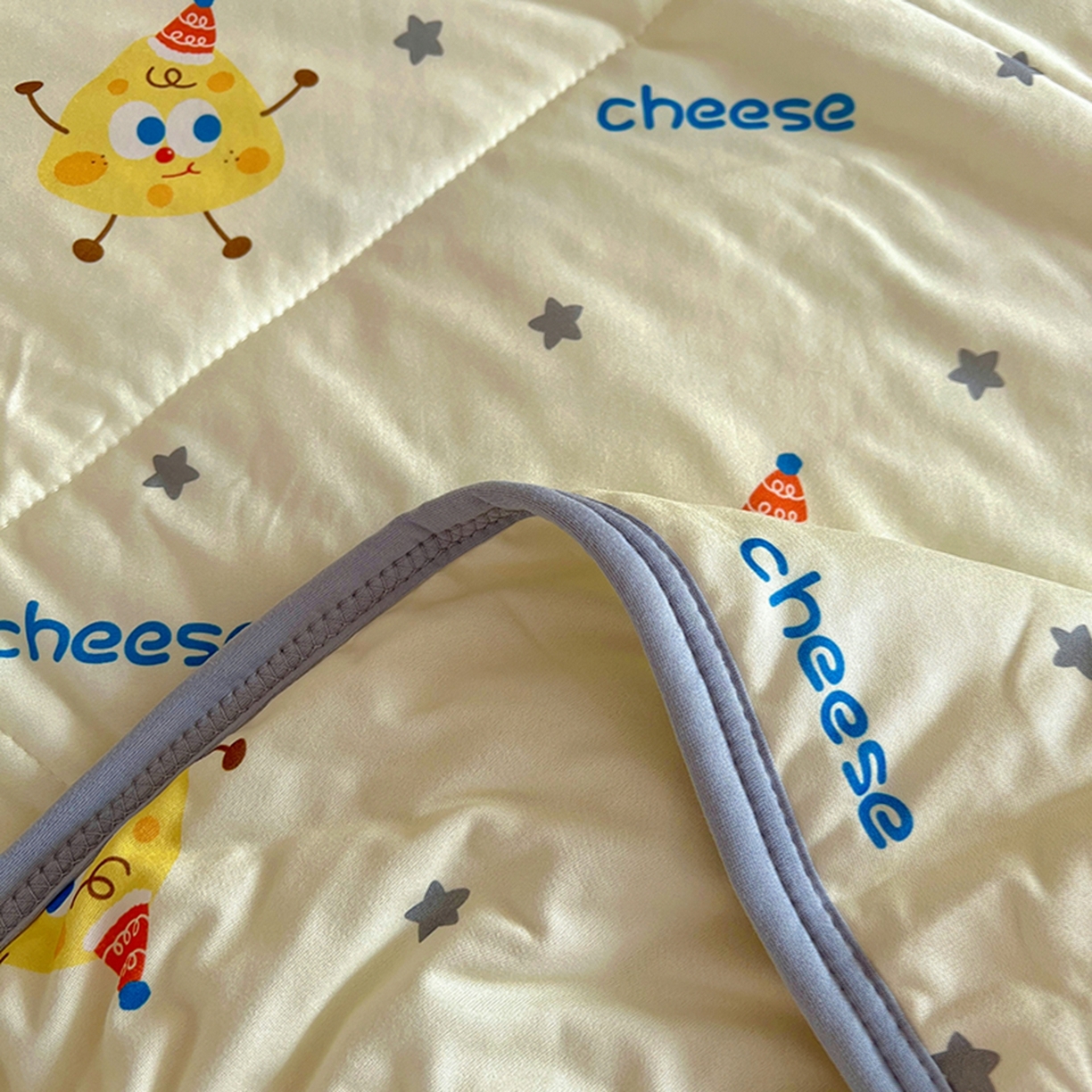 91家纺网 家纺一手货源 找家纺 希诺家居 2026新款卡通小清新牛奶针织棉夏被空调被（花型独家专版） 美味芝士