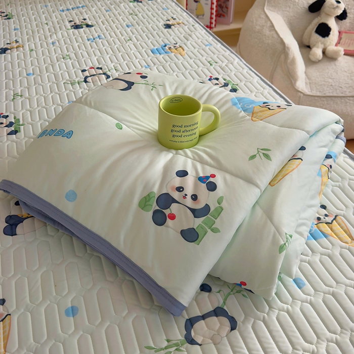 91家纺网 家纺一手货源 找家纺 希诺家居 2026新款卡通小清新牛奶针织棉夏被空调被（花型独家专版） 竹子熊猫