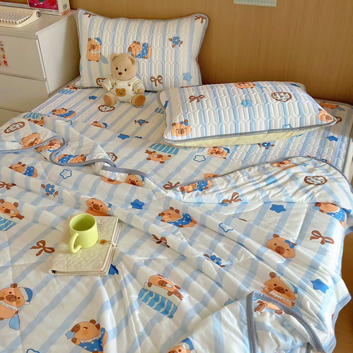 91家纺网 家纺一手货源 找家纺 希诺家居 2026新款卡通小清新牛奶针织棉夏被空调被（花型独家专版） 条纹卡皮巴拉