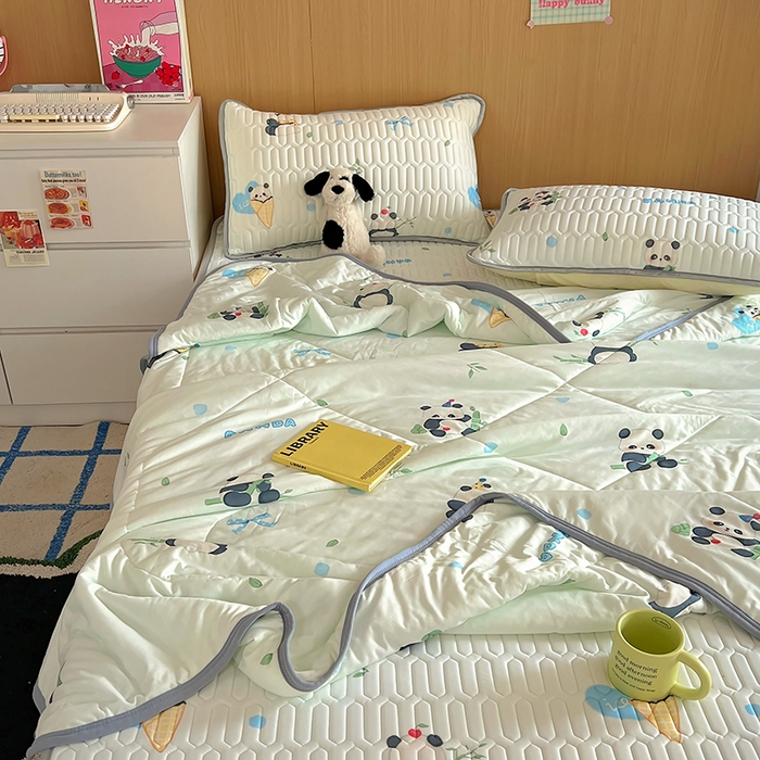 91家纺网 家纺一手货源 找家纺 希诺家居 2026新款卡通小清新牛奶针织棉夏被空调被（花型独家专版） 竹子熊猫