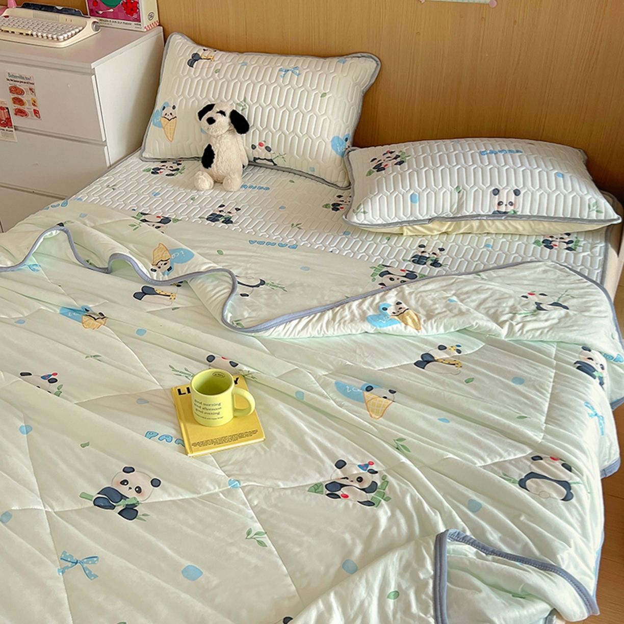 91家纺网 家纺一手货源 找家纺 希诺家居 2026新款卡通小清新牛奶针织棉夏被空调被（花型独家专版） 竹子熊猫