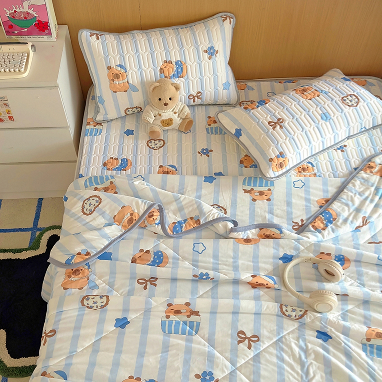 91家纺网 家纺一手货源 找家纺 希诺家居 2026新款卡通小清新牛奶针织棉夏被空调被（花型独家专版） 条纹卡皮巴拉