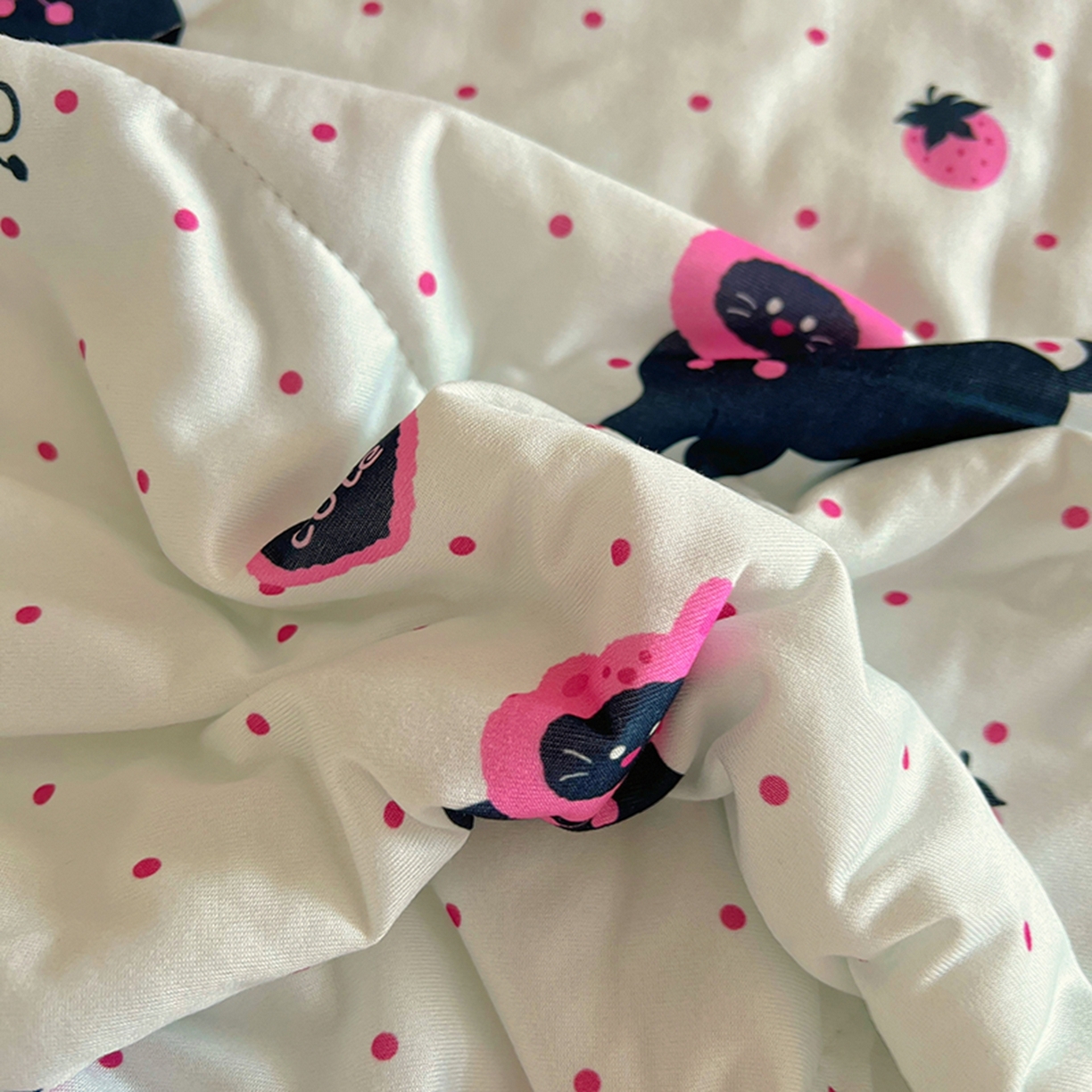 91家纺网 家纺一手货源 找家纺 希诺家居 2026新款卡通小清新牛奶针织棉夏被空调被（花型独家专版） 甜心黑猫