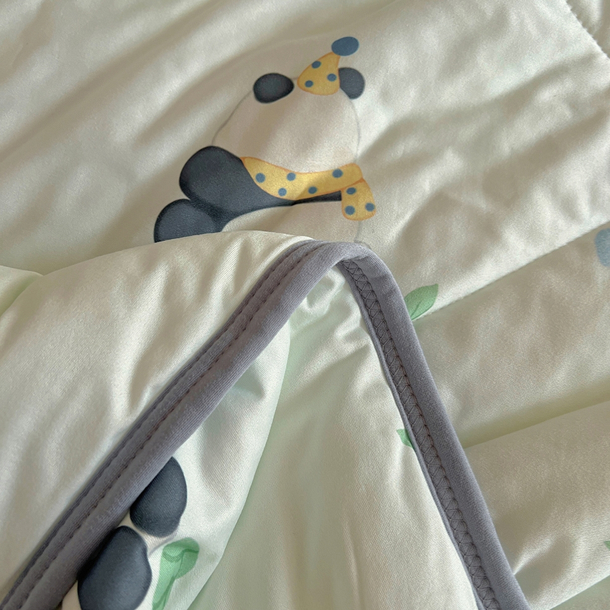 91家纺网 家纺一手货源 找家纺 希诺家居 2026新款卡通小清新牛奶针织棉夏被空调被（花型独家专版） 竹子熊猫