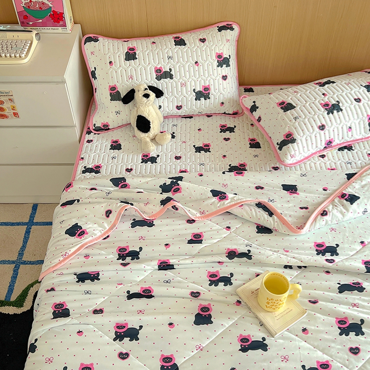 91家纺网 家纺一手货源 找家纺 希诺家居 2026新款卡通小清新牛奶针织棉夏被空调被（花型独家专版） 甜心黑猫