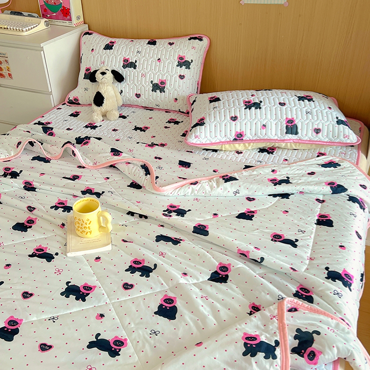 91家纺网 家纺一手货源 找家纺 希诺家居 2026新款卡通小清新牛奶针织棉夏被空调被（花型独家专版） 甜心黑猫