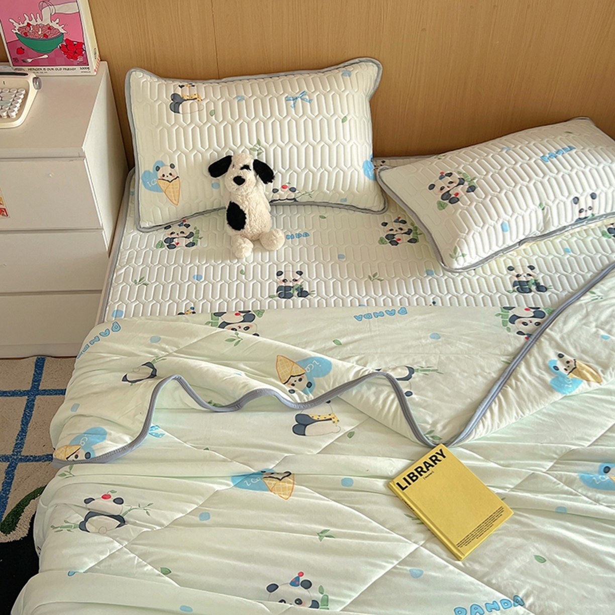 91家纺网 家纺一手货源 找家纺 希诺家居 2026新款卡通小清新牛奶针织棉夏被空调被（花型独家专版） 竹子熊猫