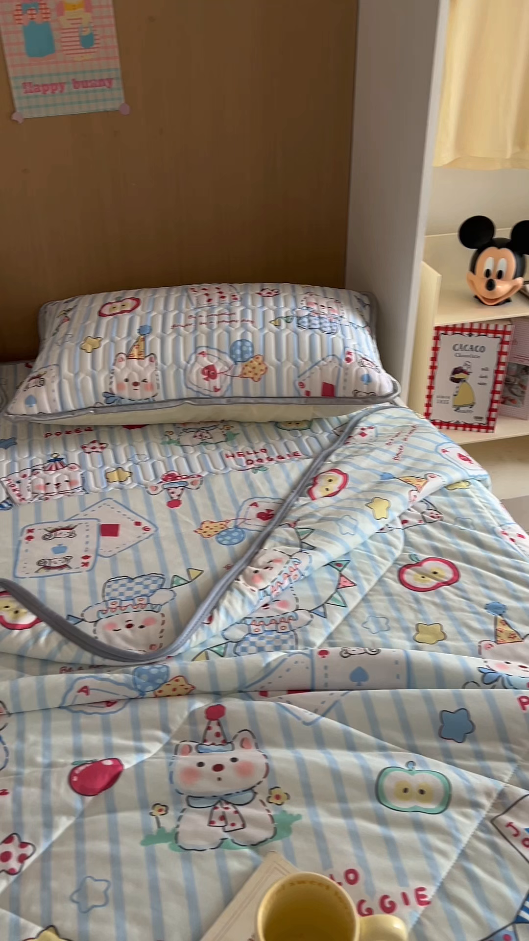 91家纺网 家纺一手货源 找家纺 希诺家居 2026新款卡通小清新牛奶针织棉夏被空调被（花型独家专版） 苹果西高地