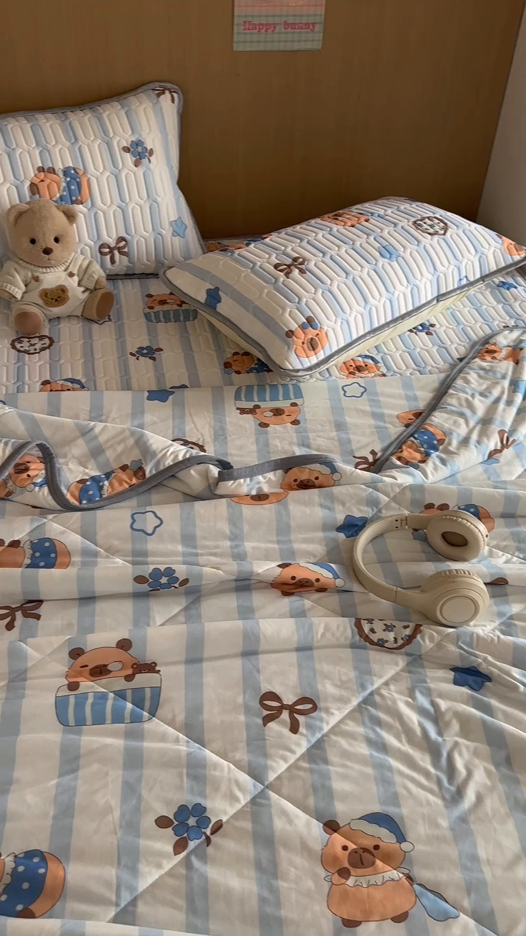 91家纺网 家纺一手货源 找家纺 希诺家居 2026新款卡通小清新牛奶针织棉夏被空调被（花型独家专版） 条纹卡皮巴拉