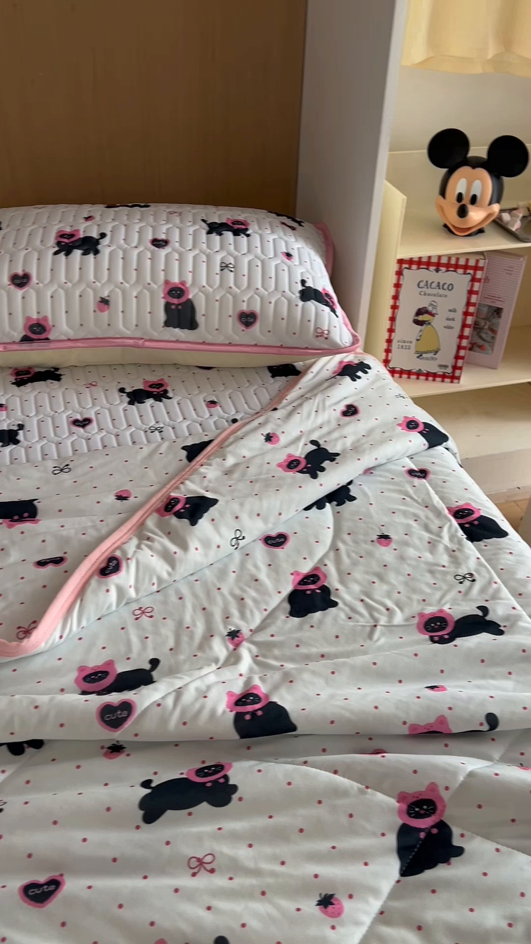 91家纺网 家纺一手货源 找家纺 希诺家居 2026新款卡通小清新牛奶针织棉夏被空调被（花型独家专版） 甜心黑猫