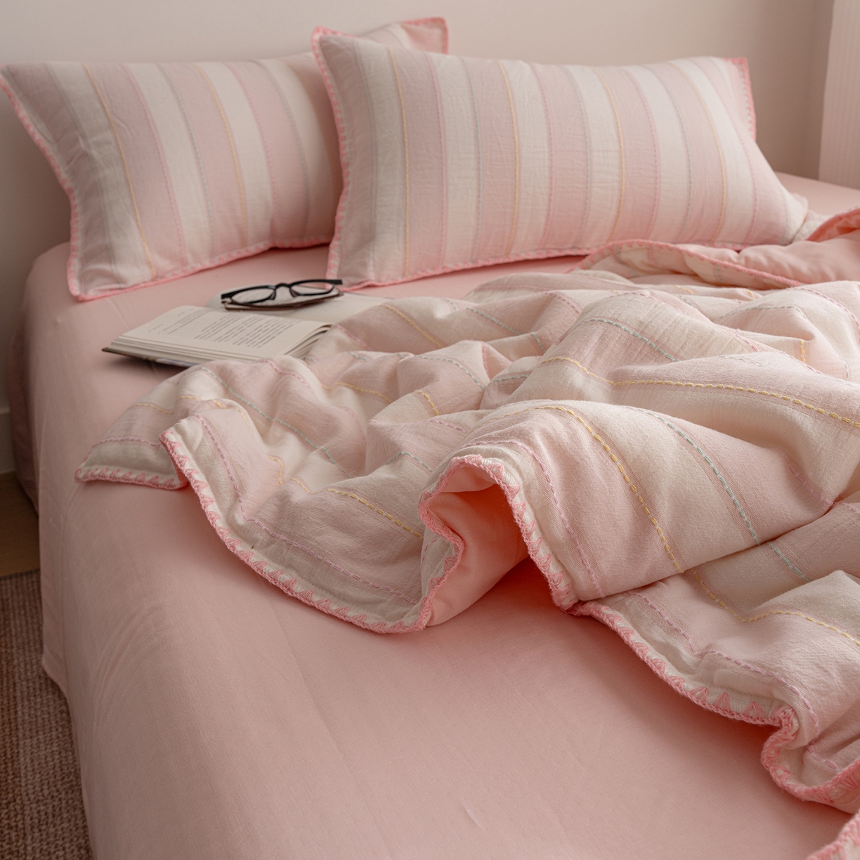 91家纺网 家纺一手货源 找家纺 被窝家纺 2026新款全棉双层纱提花夏被夏凉被空调被四件套-青柠桃夭 桃夭