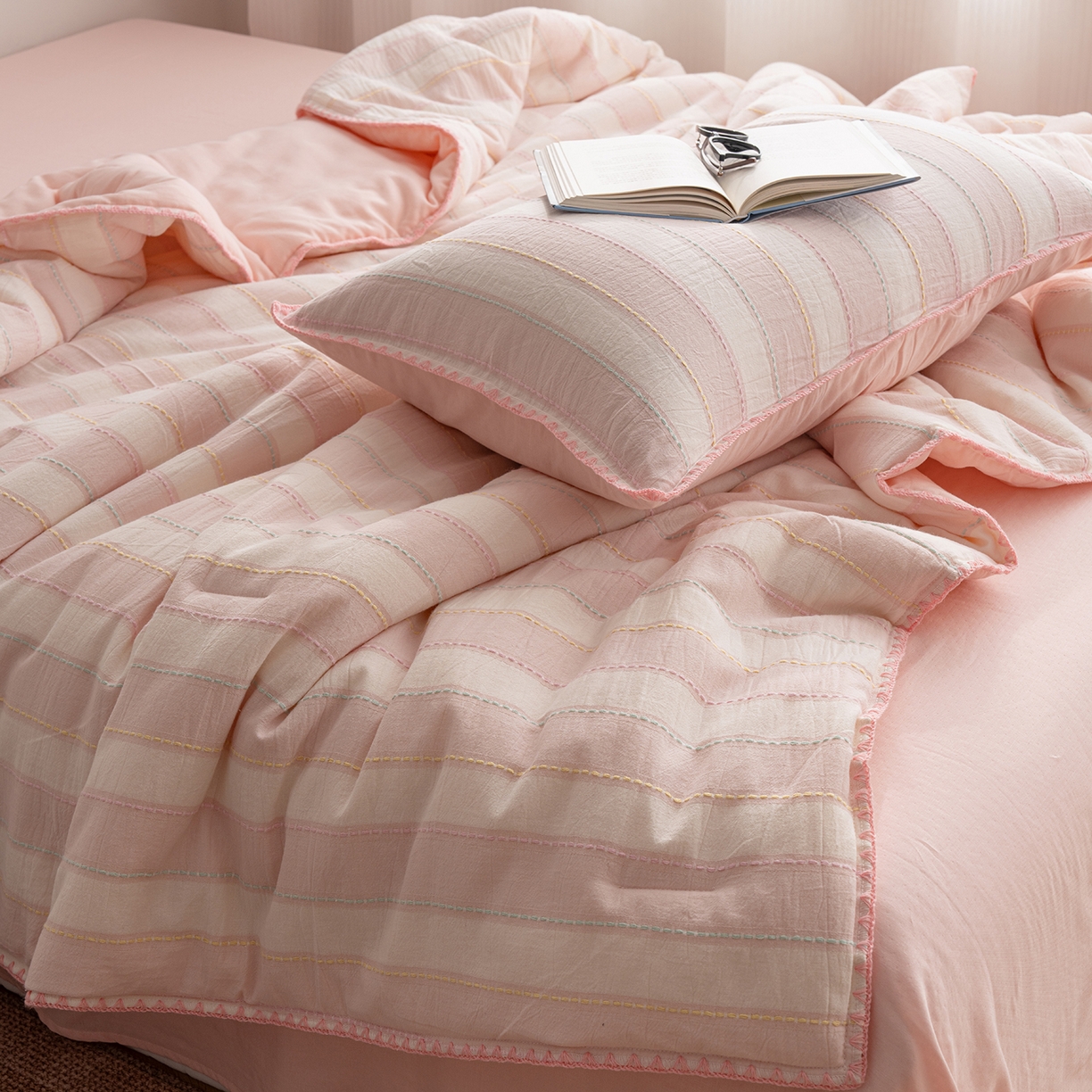 91家纺网 家纺一手货源 找家纺 被窝家纺 2026新款全棉双层纱提花夏被夏凉被空调被四件套-青柠桃夭 桃夭