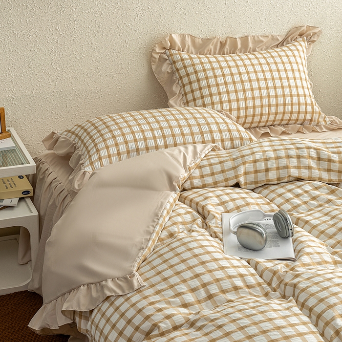 91家纺网 家纺一手货源 找家纺 恩和家纺 2026新款格子泡泡纱荷叶边四件套床单款床裙款套件 窗格花驼色