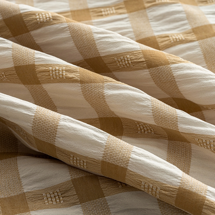 91家纺网 家纺一手货源 找家纺 恩和家纺 2026新款格子泡泡纱荷叶边四件套床单款床裙款套件 窗格花驼色