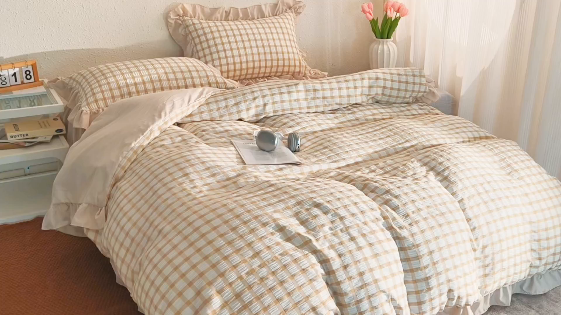 91家纺网 家纺一手货源 找家纺 恩和家纺 2026新款格子泡泡纱荷叶边四件套床单款床裙款套件 窗格花驼色