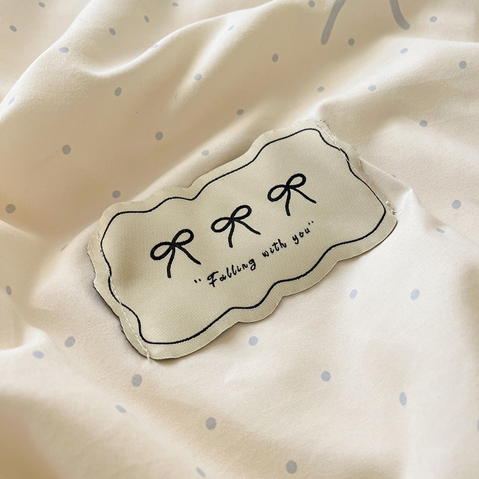 91家纺网 家纺一手货源 找家纺 桃心家居 2026新款A类ins云柔水洗棉织标蝴蝶结毛球少女大豆单夏被夏被四件套系列 水洗棉毛球-夏被清新梦蓝