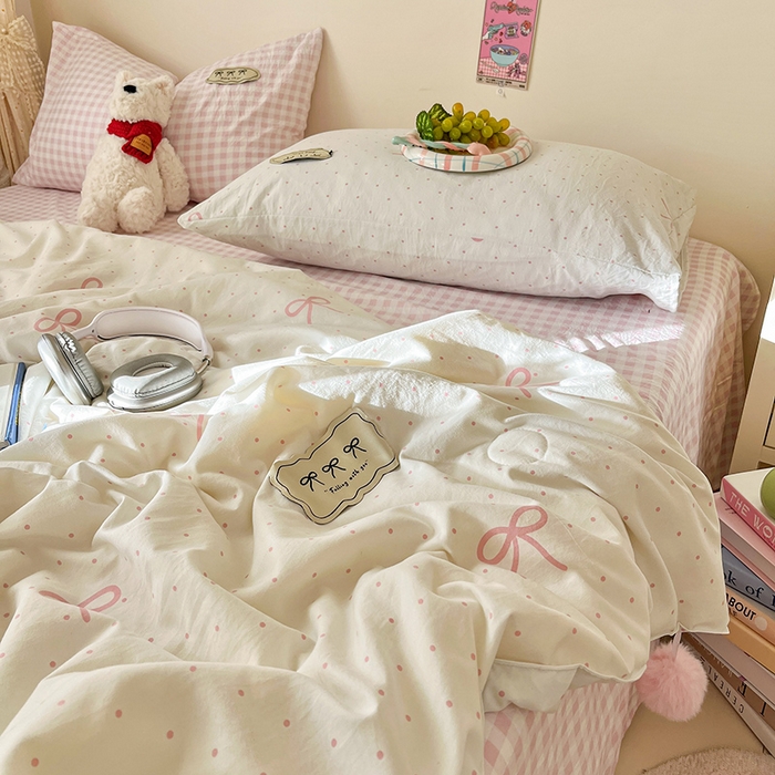 91家纺网 家纺一手货源 找家纺 桃心家居 2026新款A类ins云柔水洗棉织标蝴蝶结毛球少女大豆单夏被夏被四件套系列 水洗棉毛球-夏被粉果气泡