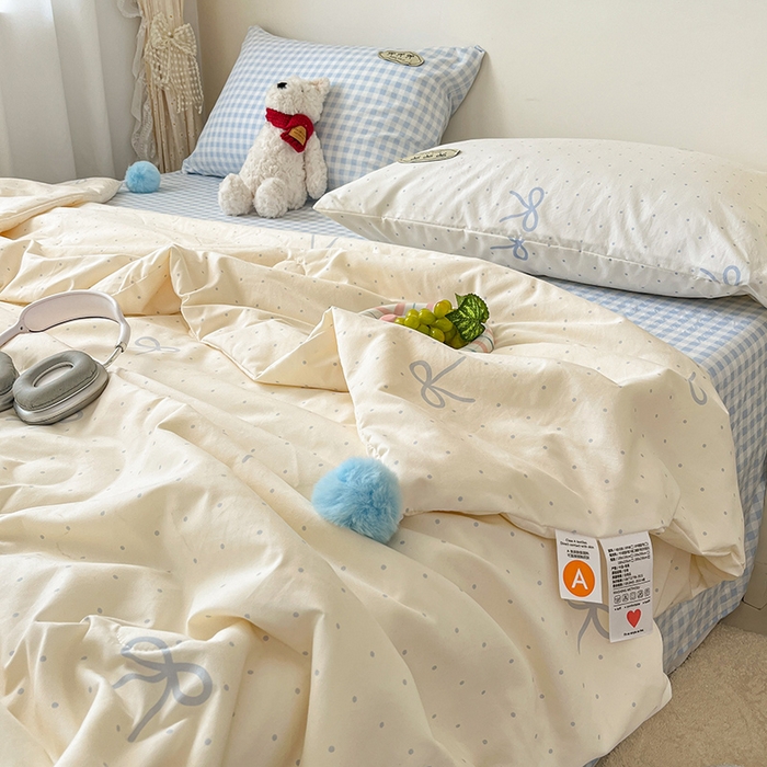 91家纺网 家纺一手货源 找家纺 桃心家居 2026新款A类ins云柔水洗棉织标蝴蝶结毛球少女大豆单夏被夏被四件套系列 水洗棉毛球-夏被清新梦蓝