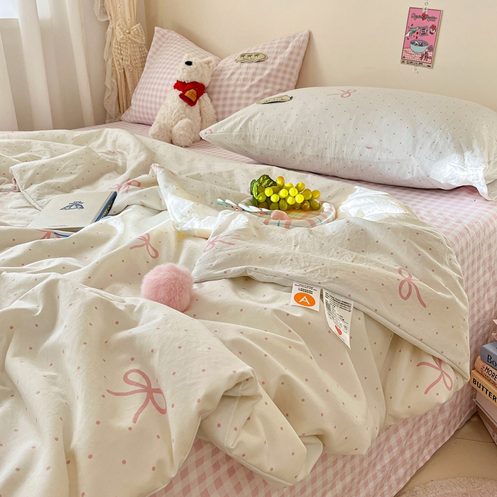 91家纺网 家纺一手货源 找家纺 桃心家居 2026新款A类ins云柔水洗棉织标蝴蝶结毛球少女大豆单夏被夏被四件套系列 水洗棉毛球-夏被粉果气泡
