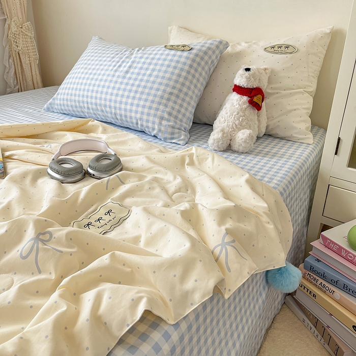 91家纺网 家纺一手货源 找家纺 桃心家居 2026新款A类ins云柔水洗棉织标蝴蝶结毛球少女大豆单夏被夏被四件套系列 水洗棉毛球-夏被清新梦蓝