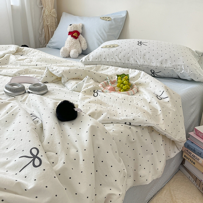 91家纺网 家纺一手货源 找家纺 桃心家居 2026新款A类ins云柔水洗棉织标蝴蝶结毛球少女大豆单夏被夏被四件套系列 水洗棉毛球-夏被可可小姐