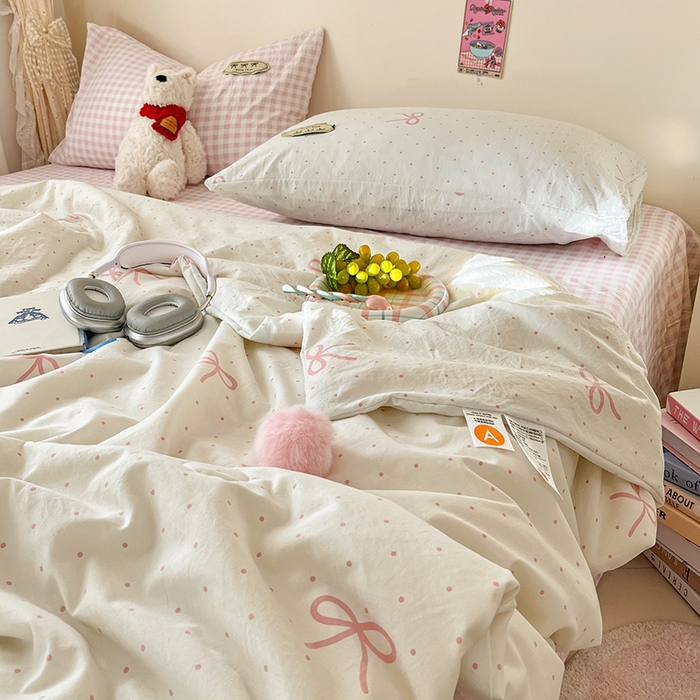91家纺网 家纺一手货源 找家纺 桃心家居 2026新款A类ins云柔水洗棉织标蝴蝶结毛球少女大豆单夏被夏被四件套系列 水洗棉毛球-夏被粉果气泡