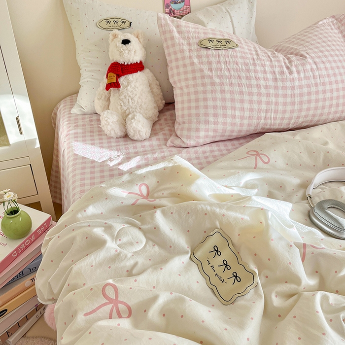 91家纺网 家纺一手货源 找家纺 桃心家居 2026新款A类ins云柔水洗棉织标蝴蝶结毛球少女大豆单夏被夏被四件套系列 水洗棉毛球-夏被粉果气泡