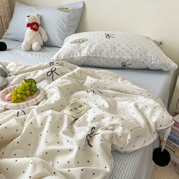91家纺网 家纺一手货源 找家纺 桃心家居 2026新款A类ins云柔水洗棉织标蝴蝶结毛球少女大豆单夏被夏被四件套系列 水洗棉毛球-夏被可可小姐