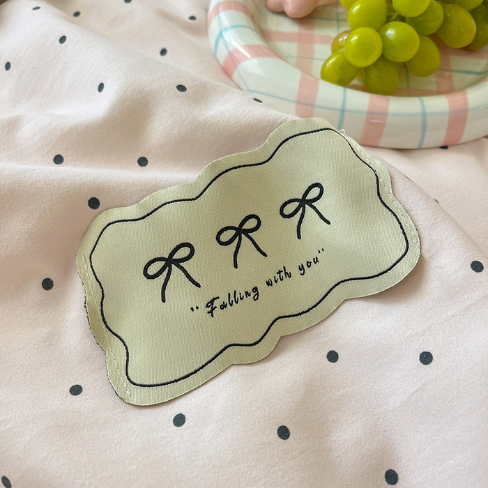 91家纺网 家纺一手货源 找家纺 桃心家居 2026新款A类ins云柔水洗棉织标蝴蝶结毛球少女大豆单夏被夏被四件套系列 水洗棉毛球-夏被奶昔粉蓝