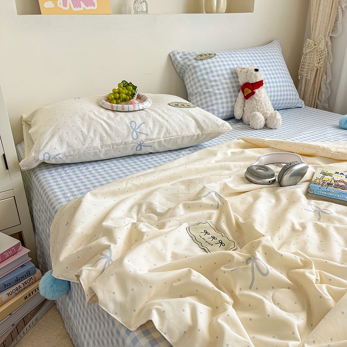 91家纺网 家纺一手货源 找家纺 桃心家居 2026新款A类ins云柔水洗棉织标蝴蝶结毛球少女大豆单夏被夏被四件套系列 水洗棉毛球-夏被清新梦蓝